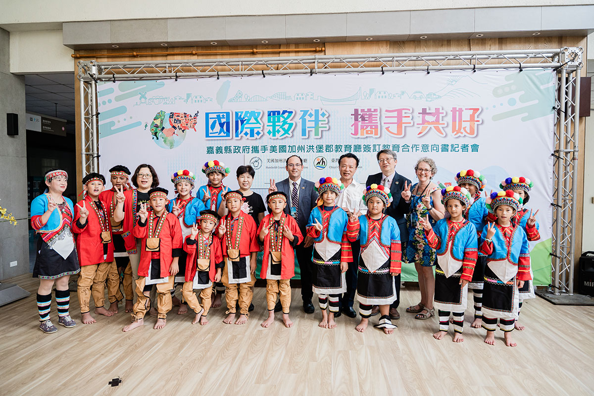 Members of HCOE's delegation visiting students in Taiwan