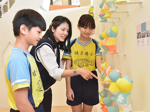 Taiwanese students look at the artwork Zane students made.