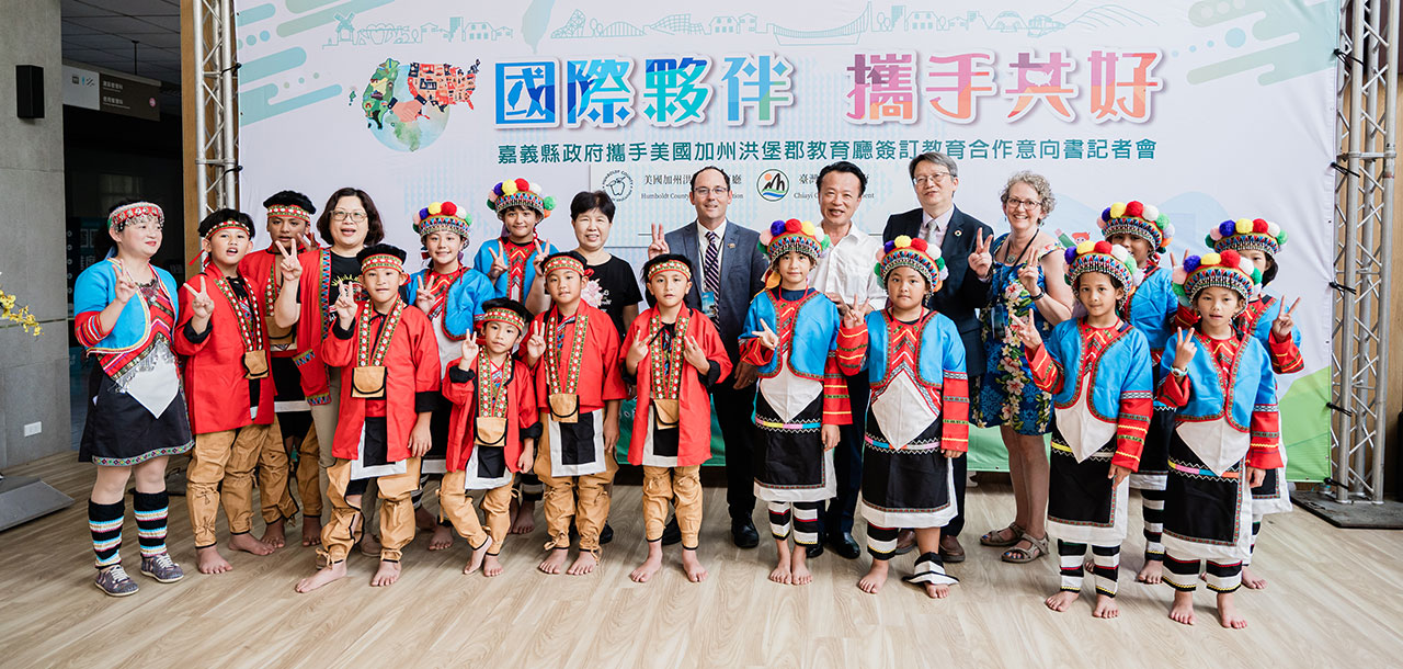 vpack13 Taiwanese students with American visitors