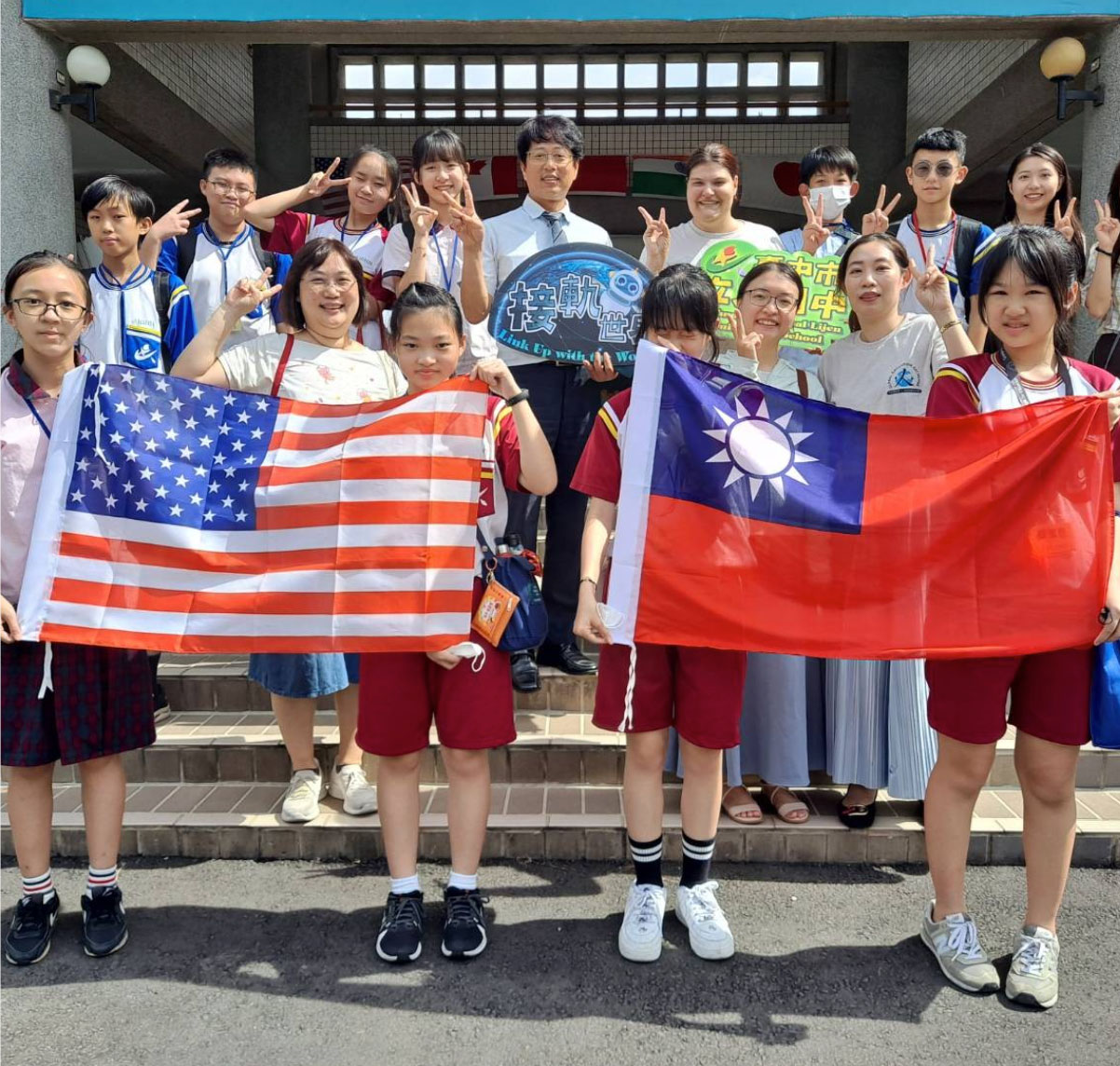 vpack9 Students with American and the Taiwanese flag
